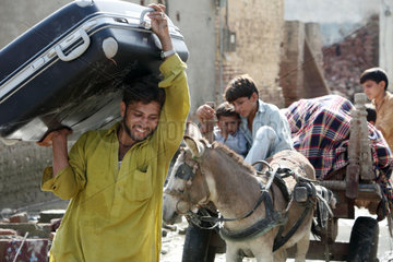 Nowshera  Pakistan  Bewohner kehren in die zum Teil zerstoerte Stadt zurueck