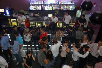 Warschau  Polen  Besucher an der Bar des Nine Club