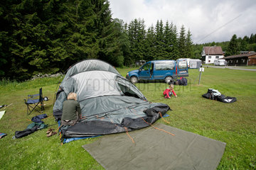 Braunlage  Deutschland  eine Frau baut ein Zelt zum Campen auf