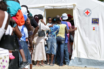 Carrefour  Haiti  Patienten warten im Eingangsbereich auf die Registrierung