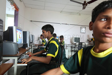 Vijayawada  Indien  Computerunterricht im SKCV Kinderdorf  einer Einrichtung fuer Strassenkinder