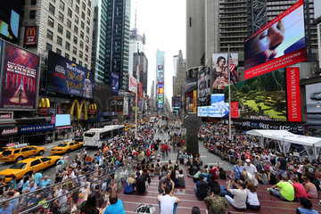 New York  USA  Menschen sitzen auf der roten Treppe am Times Square