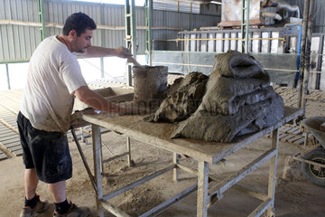 Castel Viscardo  Italien  Mann stellt Terracottafliesen her