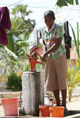 Navatkerny  Sri Lanka  eine holt sauberes Wasser an einer Wasserpumpe