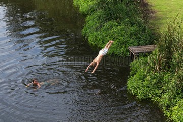Briescht  Deutschland  Junge springt kopfueber in einen See
