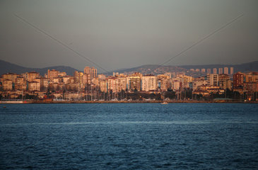 Istanbul  Tuerkei  der Stadtteil Kadikoey mit dem Marmarameer im Vordergrund