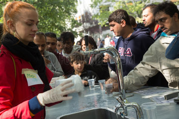 Berlin  Deutschland  Helferin kuemmert sich um die Wasserversorgung der Fluechtlinge