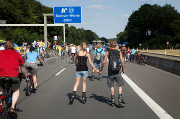 Bochum  Deutschland  Fahrradfahrer und Skater auf dem Still-Leben Ruhrschnellweg