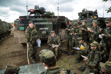 Gardelegen  Deutschland  Lagebesprechung einer Panzergrenadierkompanie