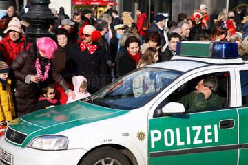 Berlin  Deutschland  Polizeipraesenz beim Karnevalszug