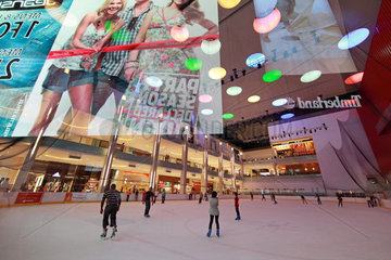 Dubai  Vereinigte Arabische Emirate  Menschen in der Eissporthalle der Mall of Dubai