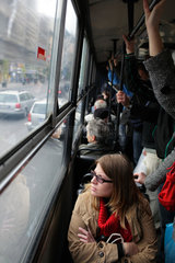 Budapest  Ungarn  Fahrgaeste in einem Linienbus in Budapest