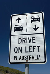 Aireys Inlet  Australien  ein Strassenschild weist auf den Linksverkehr hin