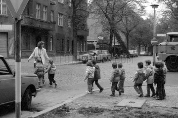 Berlin  DDR  Erzieherin ueberquert mit einer Kindergruppe eine Strasse