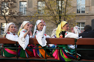 Posen  Polen  junge Frauen in traditionellen Trachten am Tag der Unabhaengigkeit