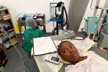 Carrefour  Haiti  Patientin bei der Vorbereitung fuer eine Operation im Operationszelt