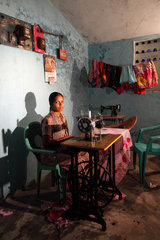 Kapalpattu  Indien  eine Schneiderin in ihrer Werkstatt