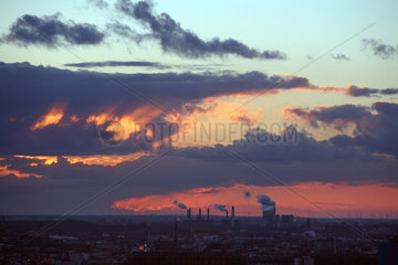 Berlin  Deutschland  Blick auf das Kraftwerk Reuter bei Sonnenuntergang