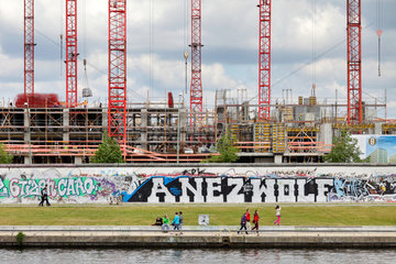 Berlin  Deutschland  Kraene auf einer Baustelle in Berlin-Friedrichshain