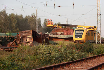 Hosena  Deutschland  Eisenbahnunglueck in Brandenburg  Speziallok fuer arbeiten an der Oberleitung