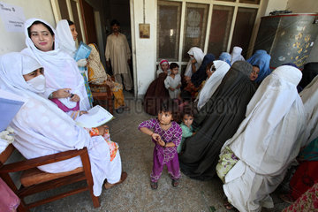 Peshawar  Pakistan  medizin. Versorgung von Hochwasseropfern in einer Gesundheitsstation