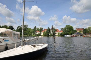Berlin  Deutschland  Sportboote auf der Spree in Koepenick mit Altstadt und Schloss