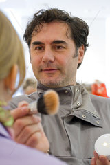 Berlin  Deutschland  Starvisagist Marco Mannozzi schminkt eine Frau