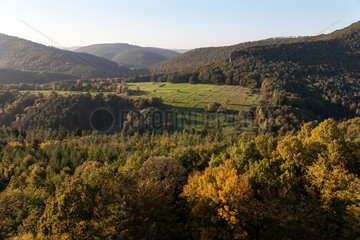 Lembach  Frankreich  Blick ueber die Landschaft bei der Burg Fleckenstein