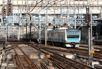 Yokohama  Japan  Zug faehrt in den Bahnhof ein