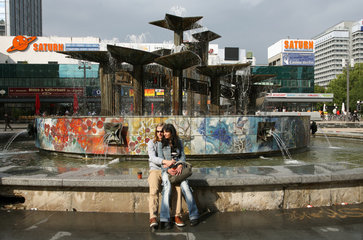 Berlin  Deutschland  ein Paerchen sitzt am Brunnen der Voelkerfreundschaft