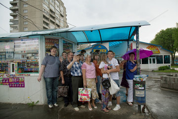 Lemberg  Ukraine  Menschen an einer Bushaltestelle an einem verregneten Tag