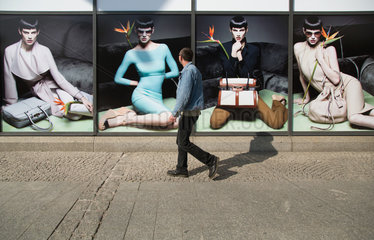 Breslau  Polen  Werbung des italienischen Modelabels Max Mara in der Innenstadt
