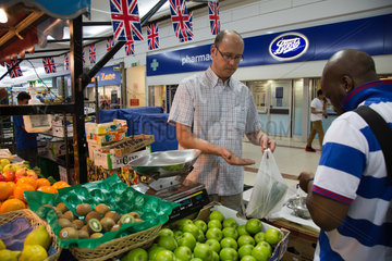 London  Grossbritannien  Obst- und Gemuesehaendler in der alten Shopping Mall Stratford Centre