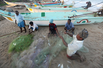 Alikuppam  Indien  Fischer bei ihrer Arbeit am Strand