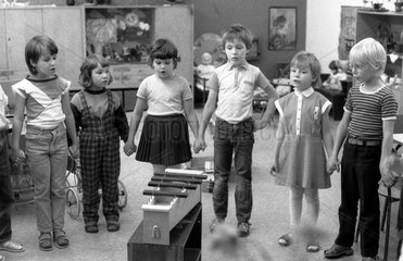 Berlin  DDR  Kindergruppe steht im Halbkreis vor einem Xylophon