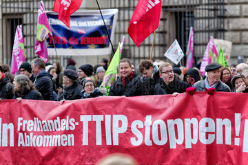 Berlin  Deutschland  Demo gegen TTIP und Agrarpolitik