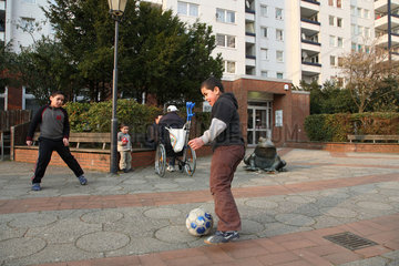 Bremen  Deutschland  zwei Jungs aus einer Migrantenfamilie spielen Fussball