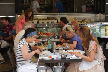 Nizza  Frankreich  Gaeste beim Essen in einem Restaurant in Nizza