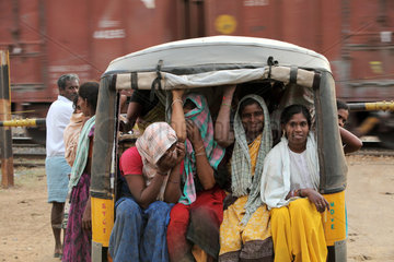Mallikarjun Nagar  Indien  ein Tuk Tuk besetzt mit Frauen wartet an einem Bahndamm