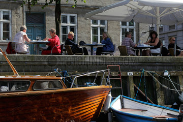 Kopenhagen  Daenemark  Touristen am Christianshavns Kanal