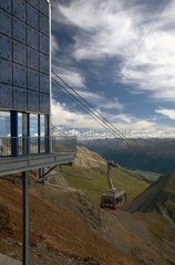 St. Moritz  Schweiz  eine Gondel verlaesst die Gipfelstation am Piz Nair