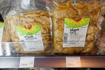 Berlin  Deutschland  Fleisch imitierende vegane Produkte im Supermarkt Veganz