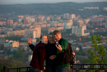 Lemberg  Ukraine  junge Leute auf dem Wysokyi Samok bei Sonnenaufgang