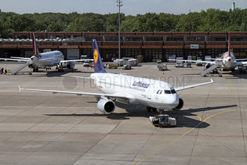 Berlin  Deutschland  Airbus A320 der Lufthansa wird von einem Push-Back-Fahrzeug geschoben