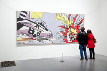 London  Grossbritannien  Museumsbesucher vor dem Gemaelde Whaam! vom Pop Art Kuenstler Roy Lichtenstein