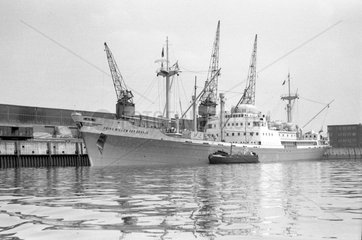 Hamburg  Deutschland  Fracht- und Passagierschiff -Prins Willem van Oranje- an einem Kai im Hafen