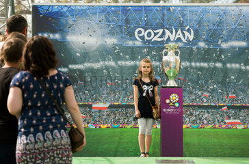 Poznan  Polen  UEFA-Veranstaltung  bei der das Original des UEFA-EM-Pokals gezeigt wird