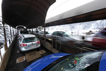 Goppenstein  Schweiz  Autozuege auf der Strecke Goppenstein - Kandersteg