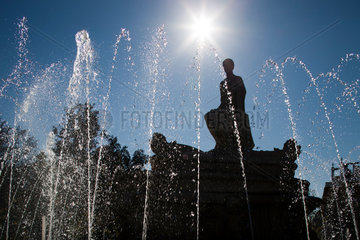 Sevilla  Spanien  Wasserfontaenen am Brummen auf dem Puerta de Jerez Platz