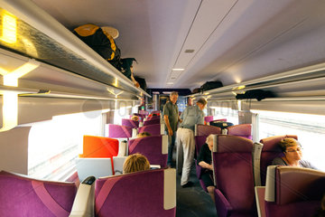 Frankreich  Reisende sitzen im TGV (Train a grande vitesse) nach Paris